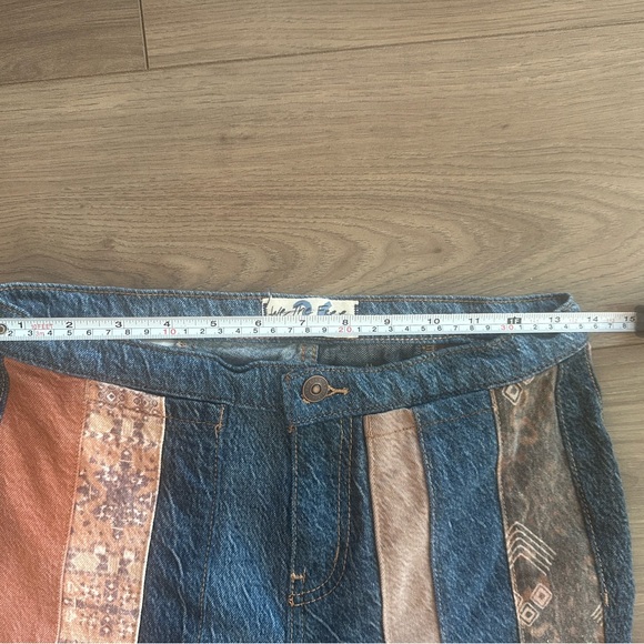 Free People we the free low rise flare “Serena”jeans! Size 26 EUC - Picture 6 of 11
